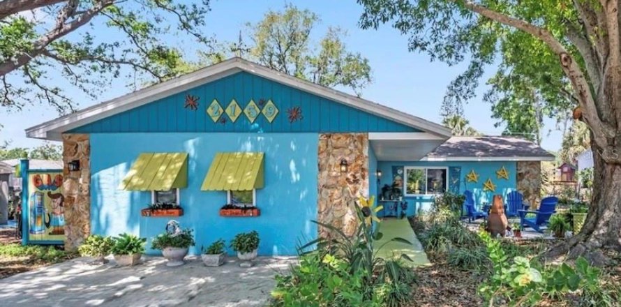House in Saint Petersburg, Florida 3 bedrooms, 163.88 sq.m. № 2096106