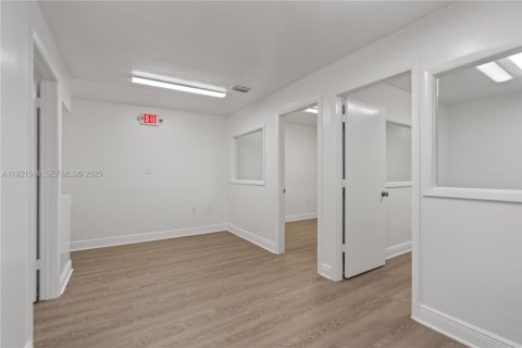 Immobilier commercial à vendre à Doral, Floride № 1976869 - photo 18