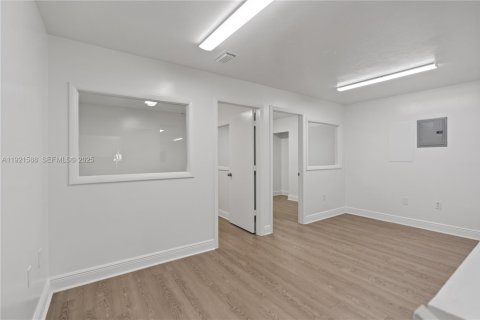 Immobilier commercial à vendre à Doral, Floride № 1976869 - photo 14