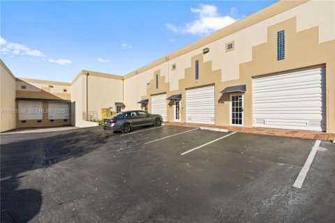 Immobilier commercial à vendre à Doral, Floride № 1976869 - photo 8