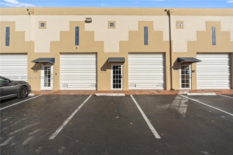 Immobilier commercial à vendre à Doral, Floride № 1976869 - photo 2