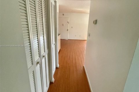 Купить кондоминиум в Майами, Флорида 2 спальни, 105.91м2, № 1763726 - фото 10