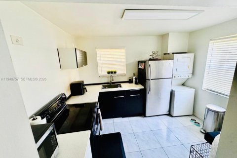 Condo in Pembroke Pines, Florida, 2 bedrooms  № 2005066 - photo 6