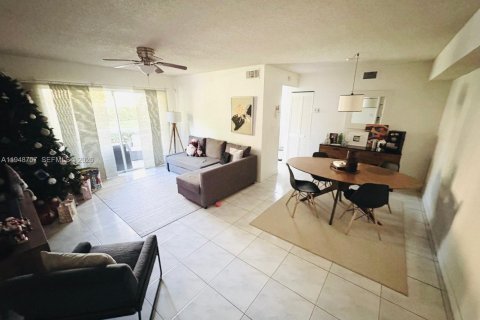 Condo in Pembroke Pines, Florida, 2 bedrooms  № 2005066 - photo 4