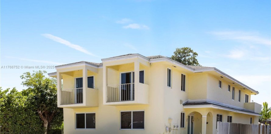 Commercial property in Miami, Florida 404.12 sq.m. № 2036398