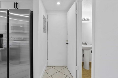 Commercial property in Miami, Florida 404.12 sq.m. № 2036398 - photo 9