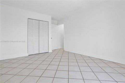 Commercial property in Miami, Florida 404.12 sq.m. № 2036398 - photo 25