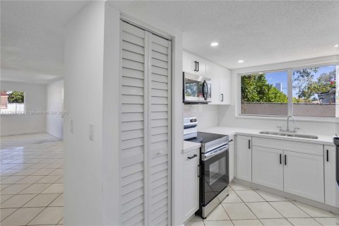 Commercial property in Miami, Florida 404.12 sq.m. № 2036398 - photo 7