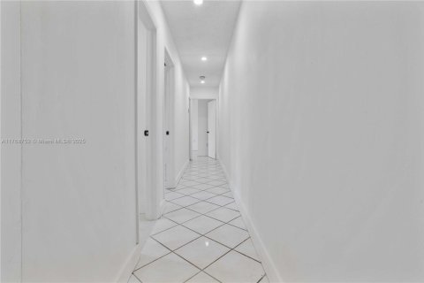 Commercial property in Miami, Florida 404.12 sq.m. № 2036398 - photo 18