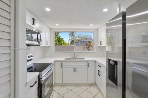 Commercial property in Miami, Florida 404.12 sq.m. № 2036398 - photo 8