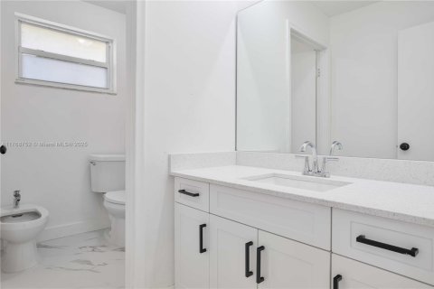 Commercial property in Miami, Florida 404.12 sq.m. № 2036398 - photo 16