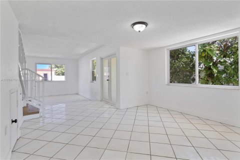 Commercial property in Miami, Florida 404.12 sq.m. № 2036398 - photo 6