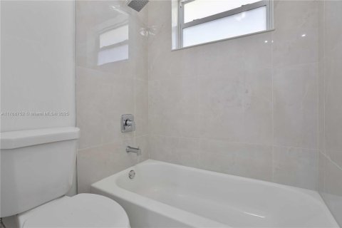 Commercial property in Miami, Florida 404.12 sq.m. № 2036398 - photo 20