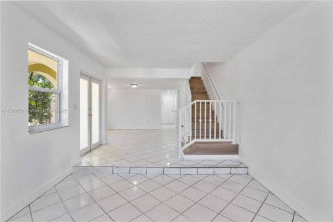 Commercial property in Miami, Florida 404.12 sq.m. № 2036398 - photo 4