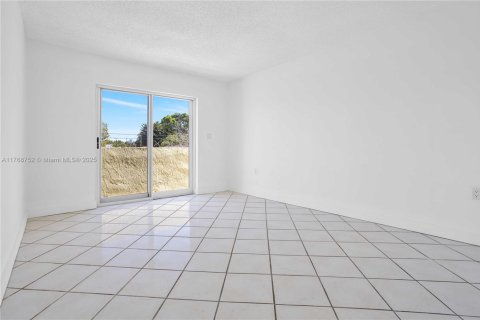 Commercial property in Miami, Florida 404.12 sq.m. № 2036398 - photo 24