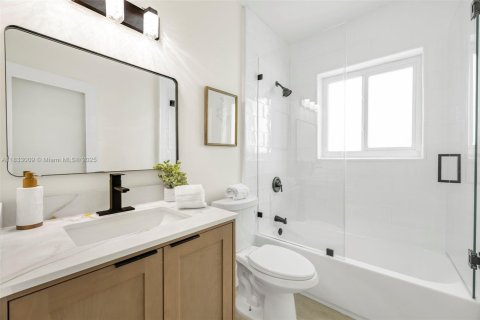 House in Miami, Florida 3 bedrooms, 123.93 sq.m. № 1814293 - photo 27