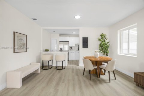 House in Miami, Florida 3 bedrooms, 123.93 sq.m. № 1814293 - photo 8