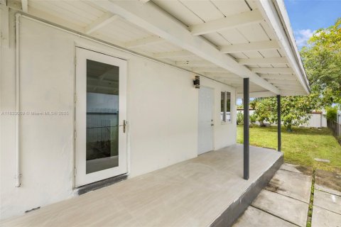House in Miami, Florida 3 bedrooms, 123.93 sq.m. № 1814293 - photo 30