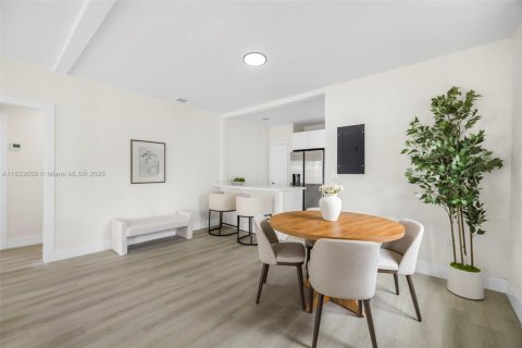 House in Miami, Florida 3 bedrooms, 123.93 sq.m. № 1814293 - photo 9
