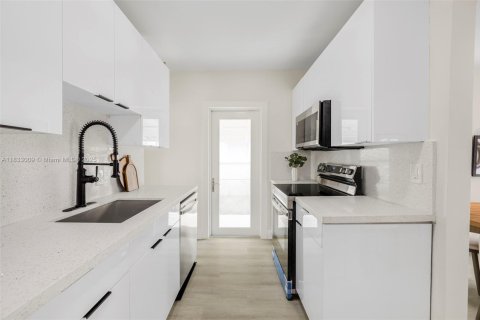 House in Miami, Florida 3 bedrooms, 123.93 sq.m. № 1814293 - photo 14