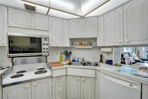 Condo in Pompano Beach, Florida, 2 bedrooms  № 2003014 - photo 19