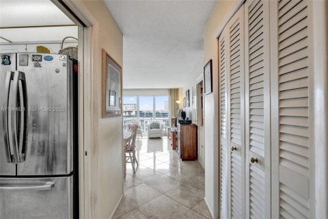 Condo in Pompano Beach, Florida, 2 bedrooms  № 2003014 - photo 17