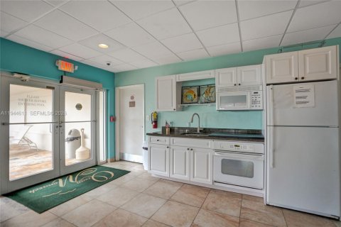 Condo in Pompano Beach, Florida, 2 bedrooms  № 2003014 - photo 9