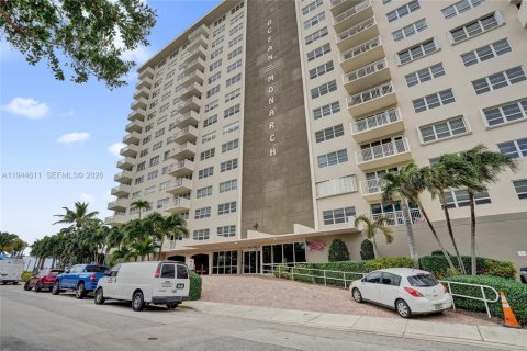 Condo in Pompano Beach, Florida, 2 bedrooms  № 2003014 - photo 2