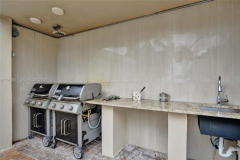 Condo in Pompano Beach, Florida, 2 bedrooms  № 2003014 - photo 12