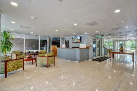 Condo in Pompano Beach, Florida, 2 bedrooms  № 2003014 - photo 4