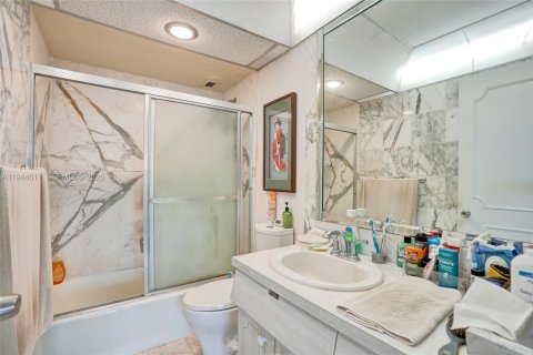 Condo in Pompano Beach, Florida, 2 bedrooms  № 2003014 - photo 24