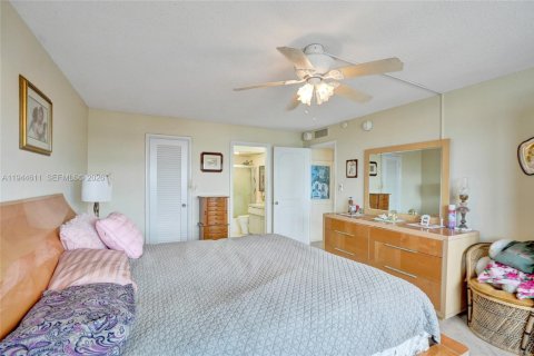 Condo in Pompano Beach, Florida, 2 bedrooms  № 2003014 - photo 23