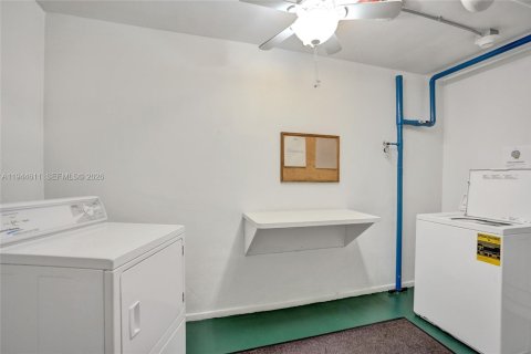 Condo in Pompano Beach, Florida, 2 bedrooms  № 2003014 - photo 16