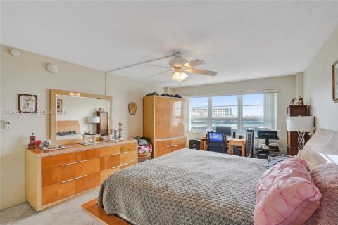 Condo in Pompano Beach, Florida, 2 bedrooms  № 2003014 - photo 21