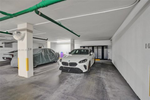 Condo in Pompano Beach, Florida, 2 bedrooms  № 2003014 - photo 15