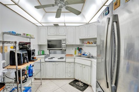 Condo in Pompano Beach, Florida, 2 bedrooms  № 2003014 - photo 18