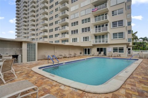Condo in Pompano Beach, Florida, 2 bedrooms  № 2003014 - photo 13
