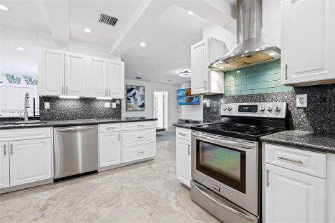 House in Fort Lauderdale, Florida 5 bedrooms, 244.43 sq.m. № 1863836 - photo 24