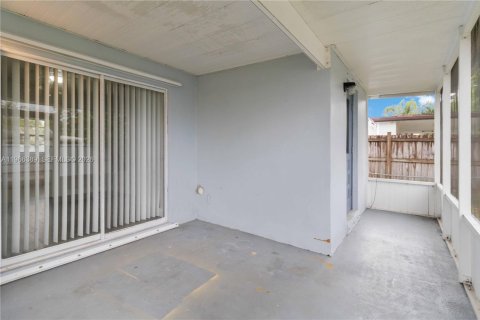 House in Homestead, Florida 4 bedrooms, 126.72 sq.m. № 2081303 - photo 30