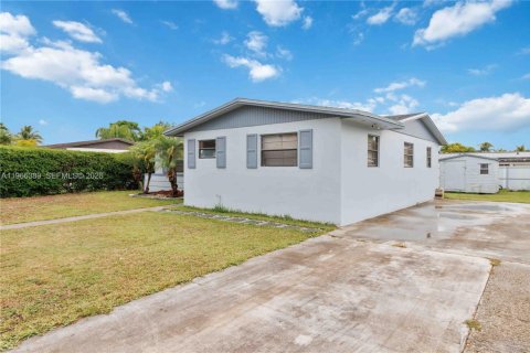 House in Homestead, Florida 4 bedrooms, 126.72 sq.m. № 2081303 - photo 2