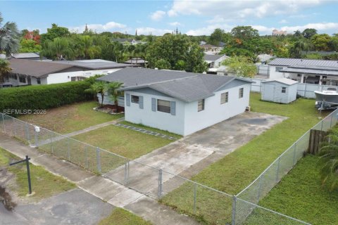 House in Homestead, Florida 4 bedrooms, 126.72 sq.m. № 2081303 - photo 4