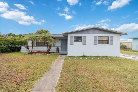 House in Homestead, Florida 4 bedrooms, 126.72 sq.m. № 2081303
