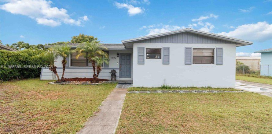 House in Homestead, Florida 4 bedrooms, 126.72 sq.m. № 2081303