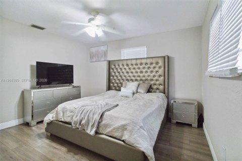 House in Homestead, Florida 4 bedrooms, 126.72 sq.m. № 2081303 - photo 27