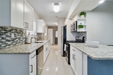 House in Homestead, Florida 4 bedrooms, 126.72 sq.m. № 2081303 - photo 12