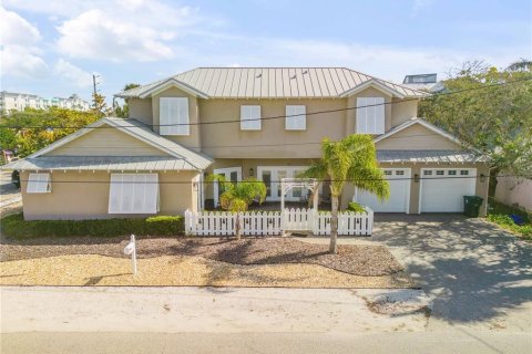 House in New Smyrna Beach, Florida 3 bedrooms, 221.94 sq.m. № 1517391 - photo 1
