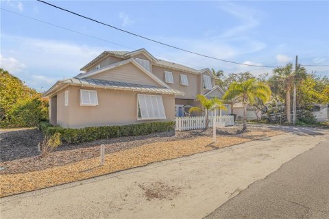 House in New Smyrna Beach, Florida 3 bedrooms, 221.94 sq.m. № 1517391 - photo 12
