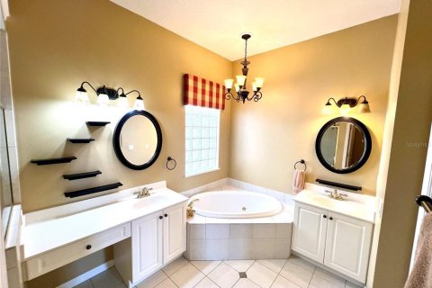 House in Orlando, Florida 4 bedrooms, 212.65 sq.m. № 1543785 - photo 20