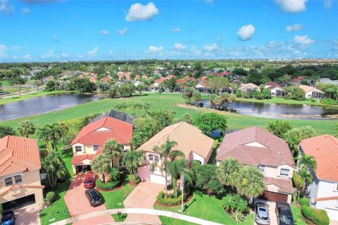 House in Pembroke Pines, Florida 4 bedrooms, 233.46 sq.m. № 2364952