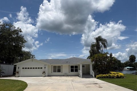 Villa ou maison à vendre à Astor, Floride: 3 chambres, 187.2 m2 № 2199427 - photo 4